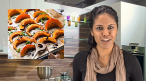 Die Moderatorin der Ernährungsakademie in einer Küche und neben ihr ein Bild eines Kürbisgerichts 
